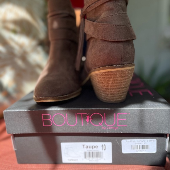 Boutique by Corky’s size 10 taupe shoe boot in original box - Picture 3 of 11